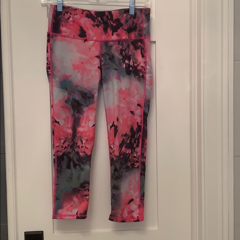 Athleta high rise chaturanga Capri leggings.